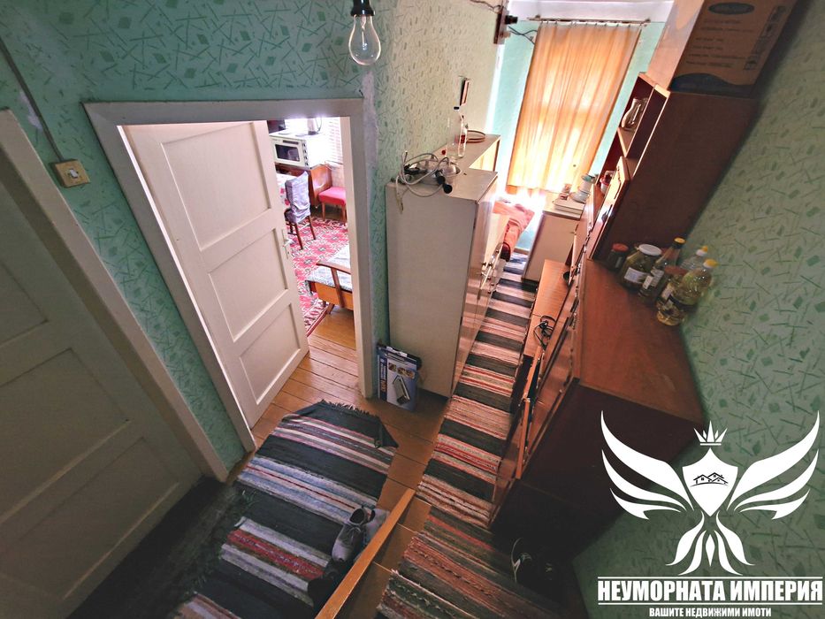 Триетажна къща с постройки 145РЗП с 194кв. в двор село Орехово