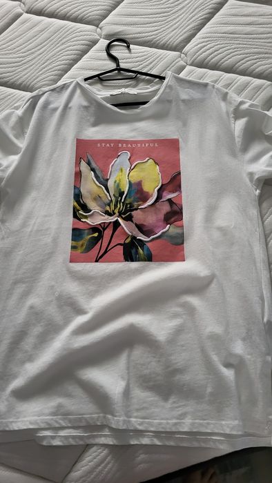 Дамска блузка с къс ръкав .