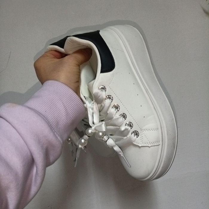 Sneakers Carolie Albi cu Perle și Platformă – Mărimea 37