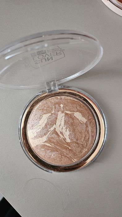set de produse cosmetice folosite pe jumătate