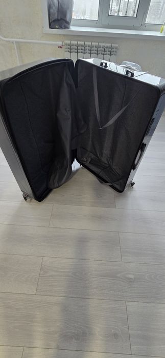 Продам чемодан 32/23 L M