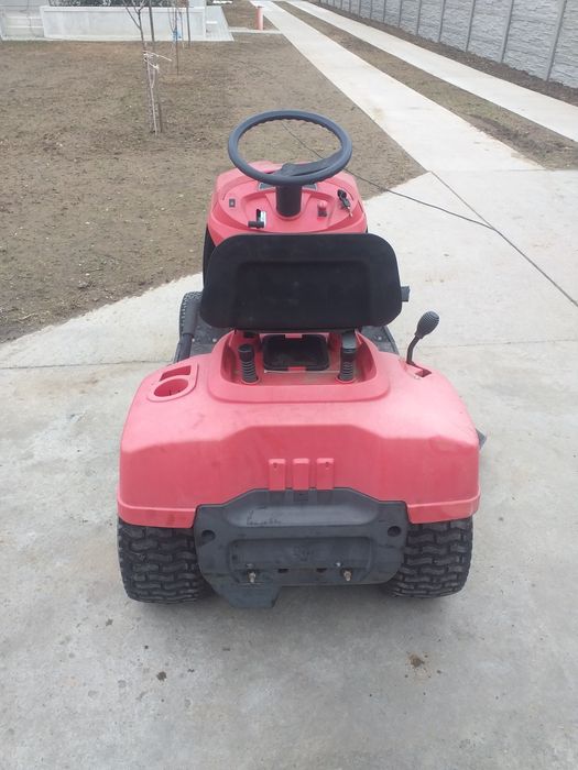 Tractoras tuns iarba