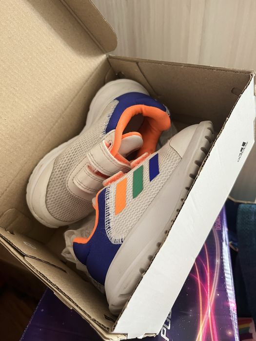 Два чифта обувки adidas