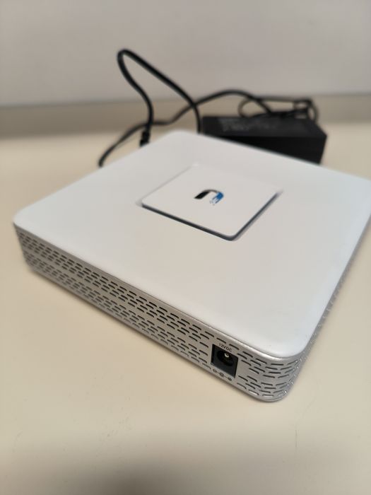 Ubiquity Unifi USG рутер с Cloud key