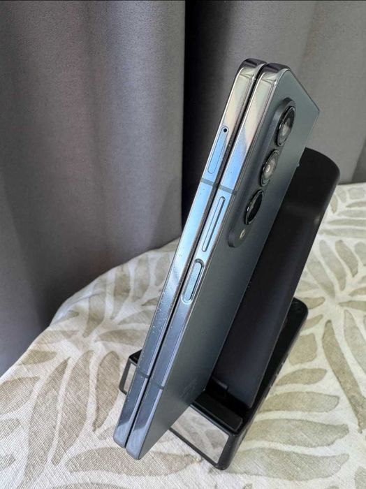 Vând un Samsung Galaxy Fold 4 verde cu 512 GB spațiu de stocare.