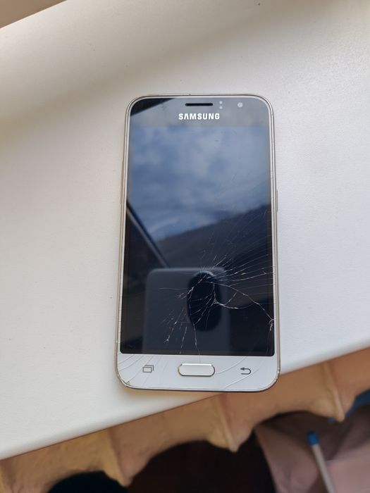 Срочно продам телефон Samsung