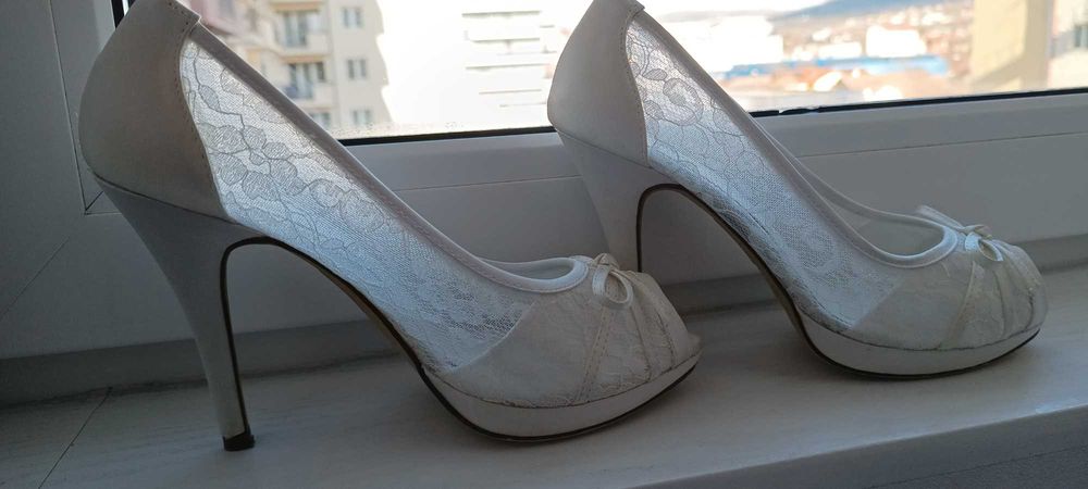 Vand pantofi de mireasa