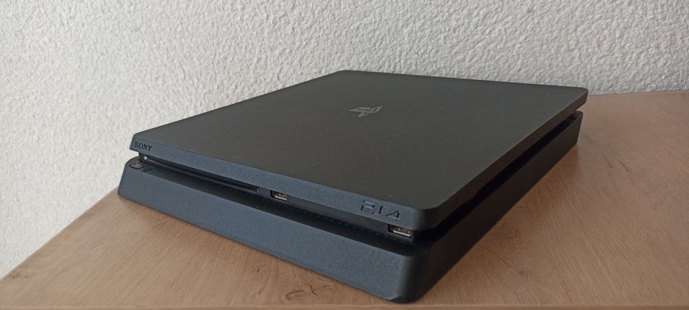 Playstation 4 slim
