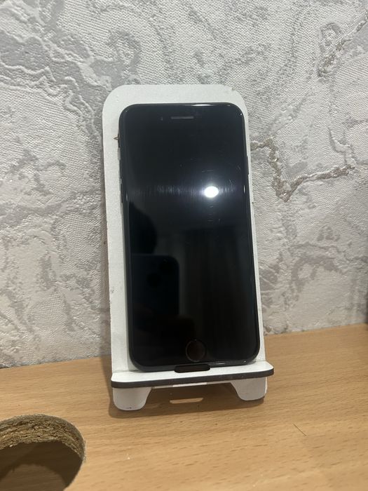 Продам айфон se 2 поколение