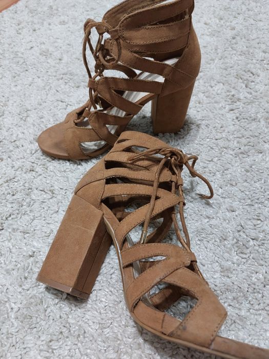 Sandale cu toc gros