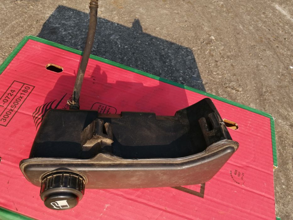 Rezervor benzina+alte piese ce se vad în poze de la cositoare