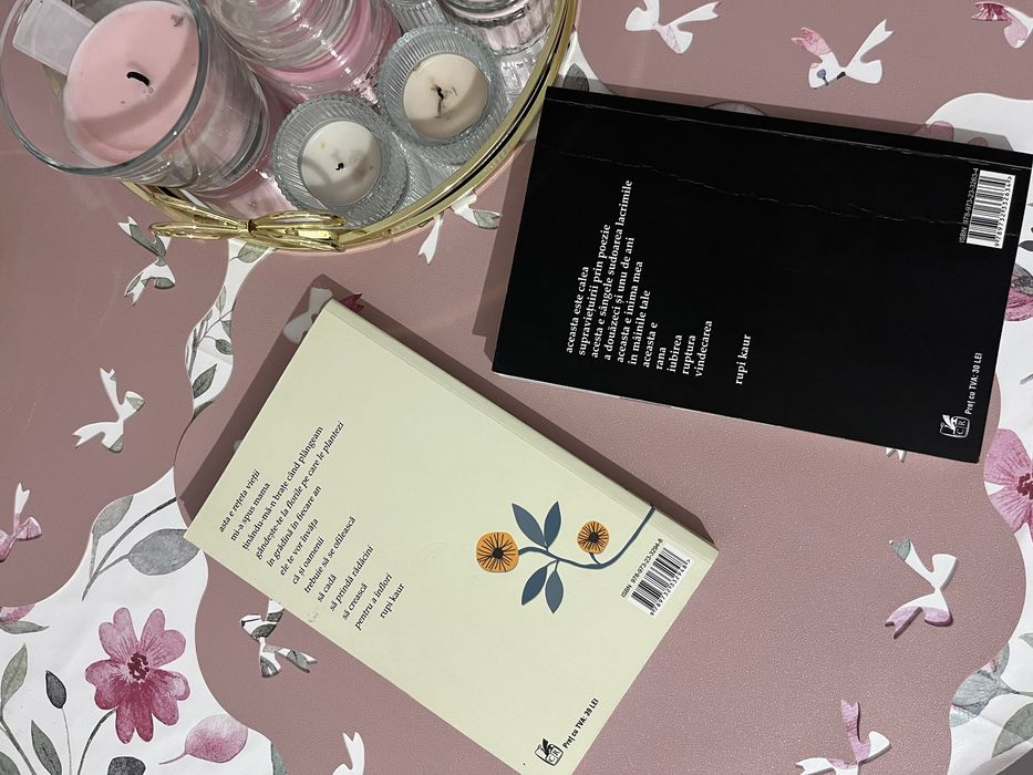 Set cărți Rupi Kaur "Soarele și florile sale" și "Lapte și miere"