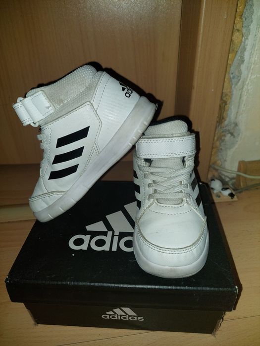 Adidasi mărimea 23,5