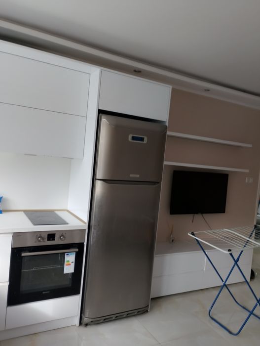 Предлага се тристаен просторен апартамент в кв.