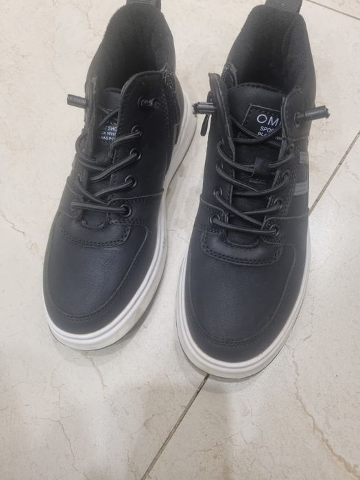 Продам кроссовки и боты