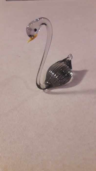 стъклена фигура на лебед