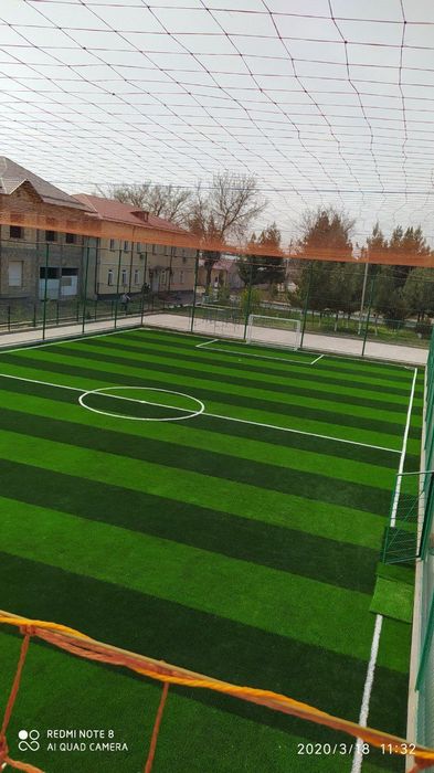 Фудбол майдони суний газон чим