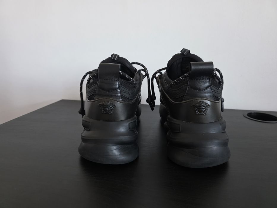 Vând adidași Versace Chain Reaction – Triple Black, mărimea 42.
Sunt p