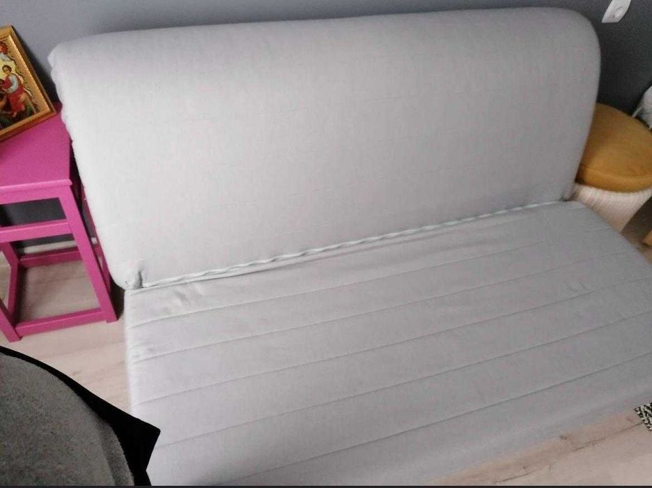 Canapea cu cadru metalic