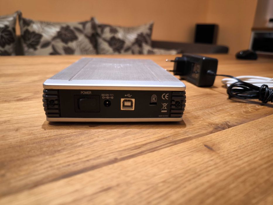 Външен USB хард диск Iomega 320GB