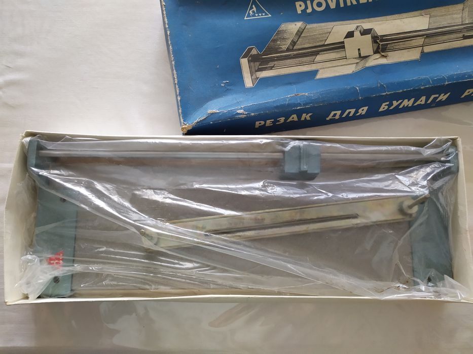 Продам резак для бумаги советский новый