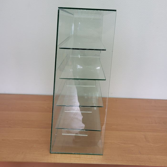 Продам стеклянную витрину