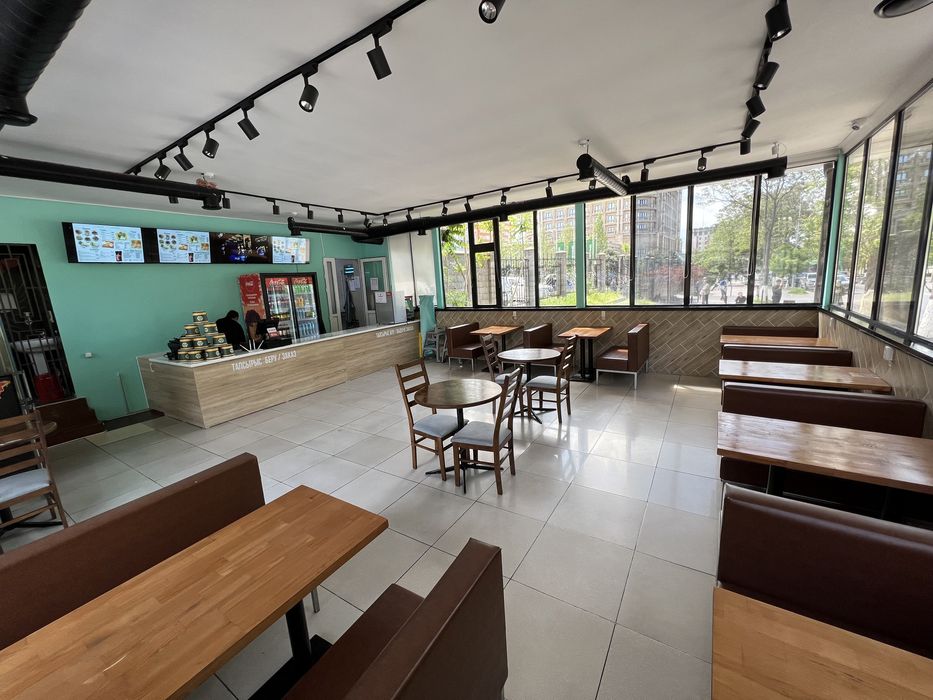 Стол и диван для кафе