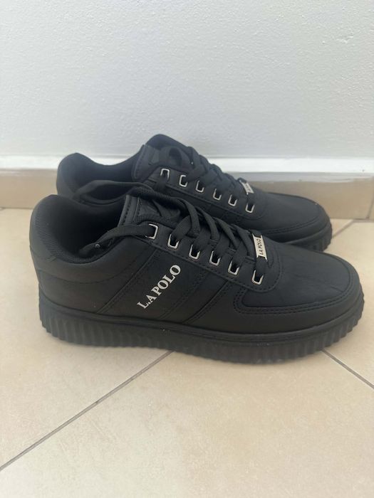 Нови черни обувки