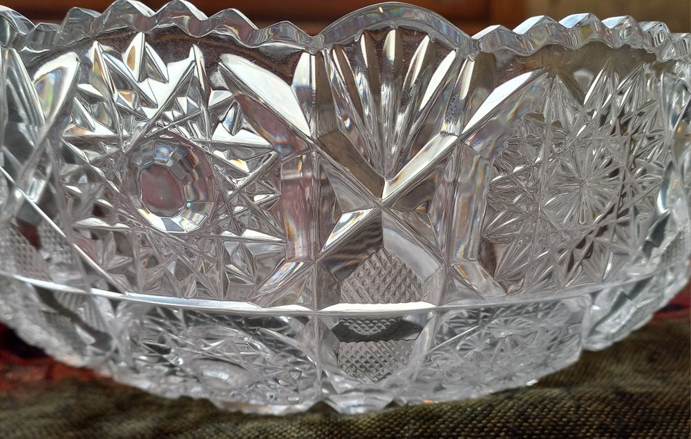 Продаются хрустальные вазы.