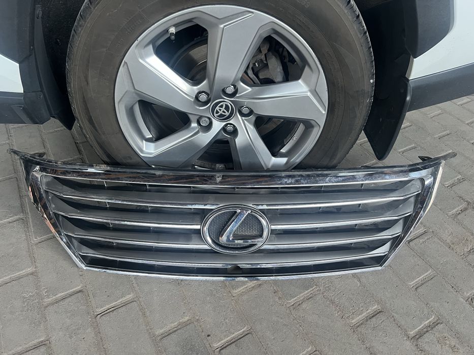 Оригинальная решетка радиатора Lexus LX 570 дорестайлинг