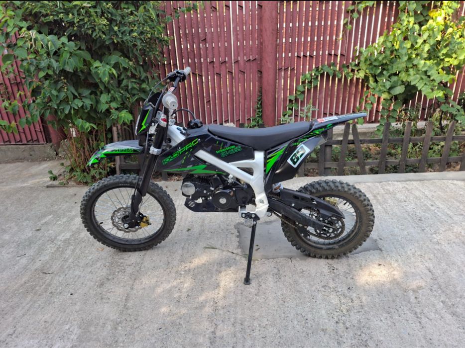 Vand enduro cu motor de 125cc,automat,dimensiunea rotilor este de17/14