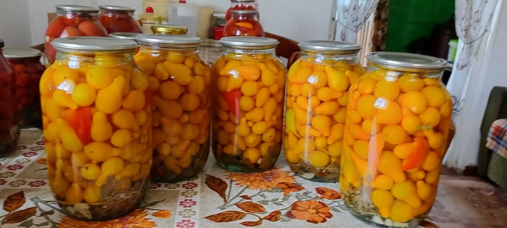 Продам соленые помидоры черри.