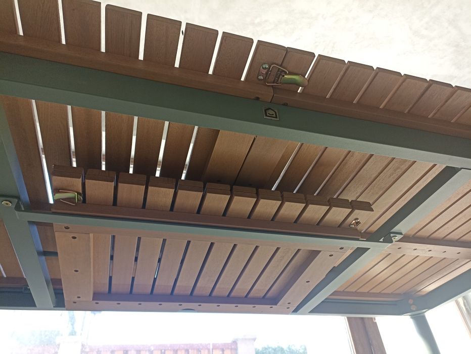 Masa extensibila grădină, cadru aluminiu și blat din material lemnos (șipci lemn), NOUA/stare impecabila.