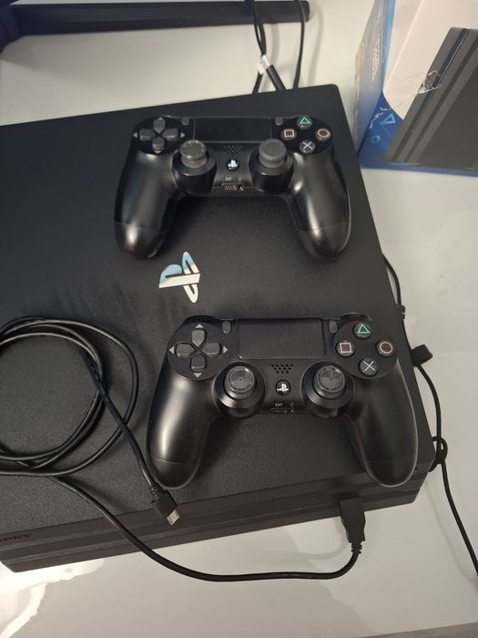 Vand Ps 4Pro ,1 TB cu 8 jocuri(CD)