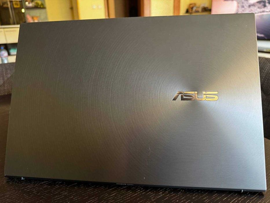 ASUS ZenBook Pro 15 OLED UM535QE / Лаптоп
