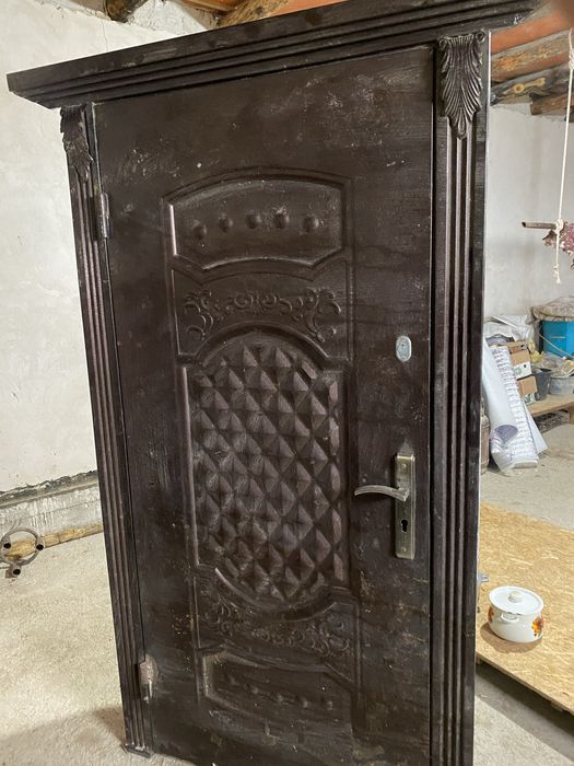 Дверь дома . Установлен на 2года