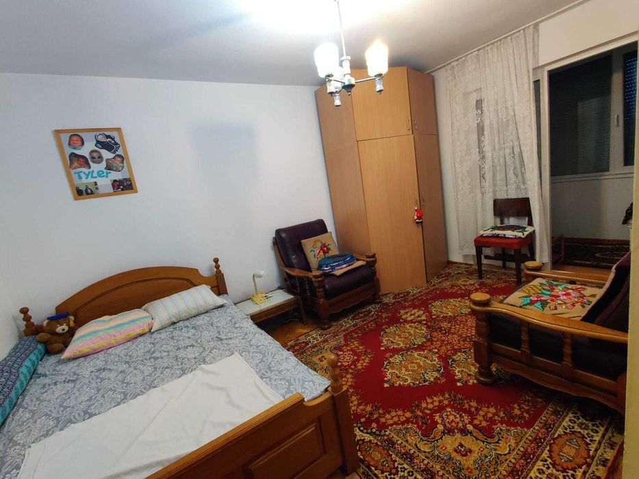 Inchiriez apartament 3 camere Boul Rosu