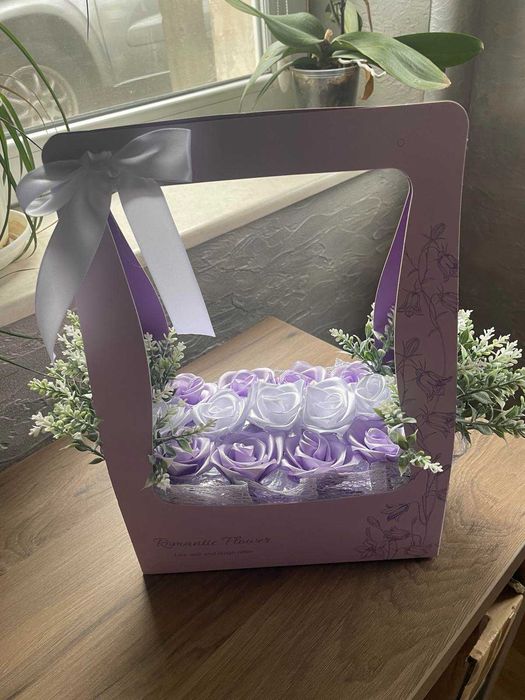 Ръчно изработени букети от сатенени панделки и восък.