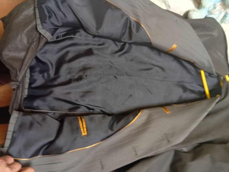 Vând Costume, cămăși și pantaloni