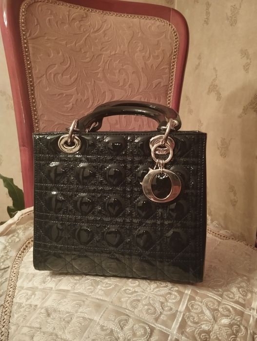 Продам сумку Диор  лаковая