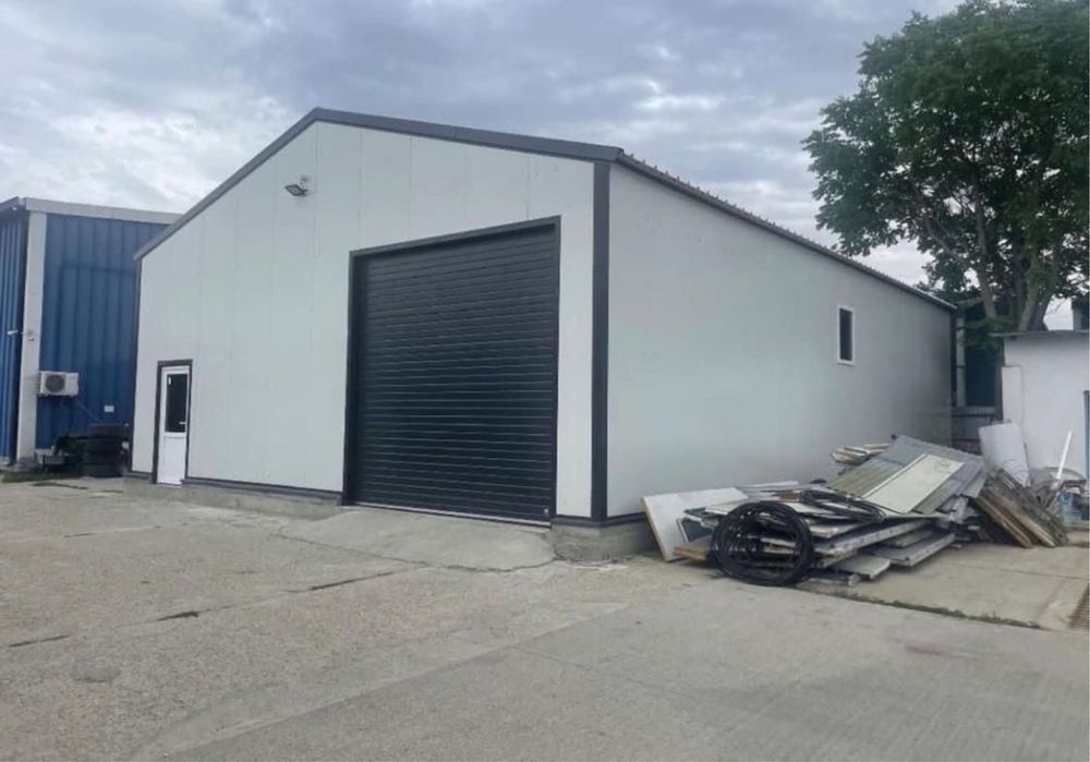 Vand Hala Metalica cu panouri sandwich si usi garaj completa la gata