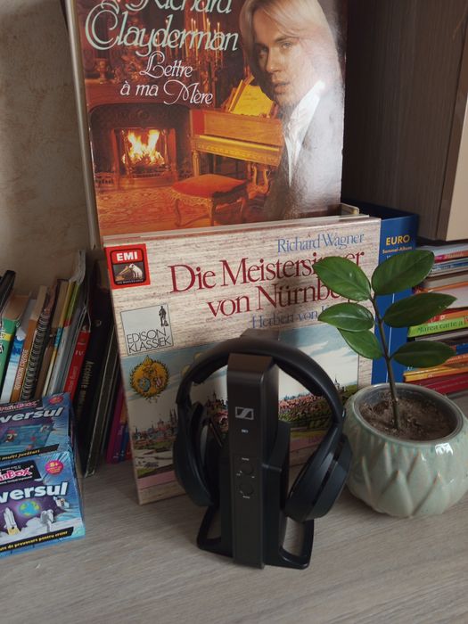 Vând căști sennheiser hdr 175 cu stand tr175