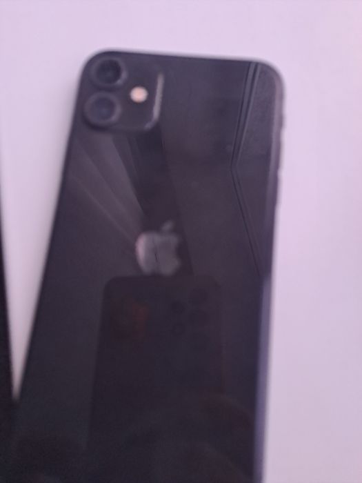 iPhone 11 с чехлом и зарядкой