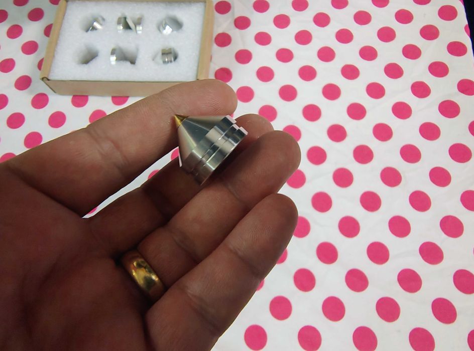 Set 4 Bucati Suport Spike-uri pentru boxe.