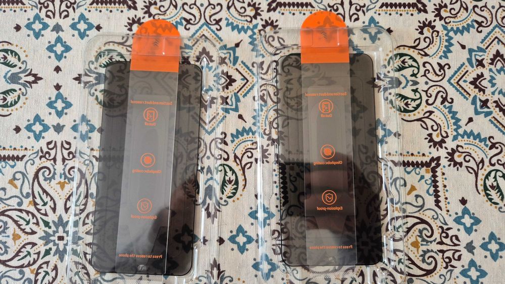Продавам протектори 2бр за Samsung s24