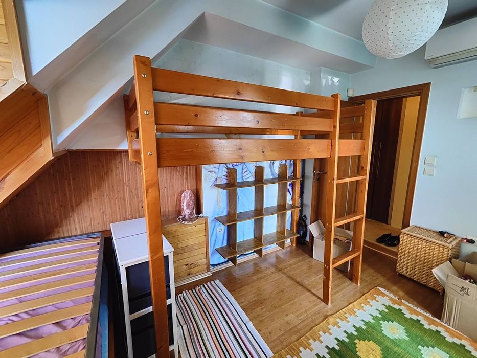 Високо легло със стълба от масив