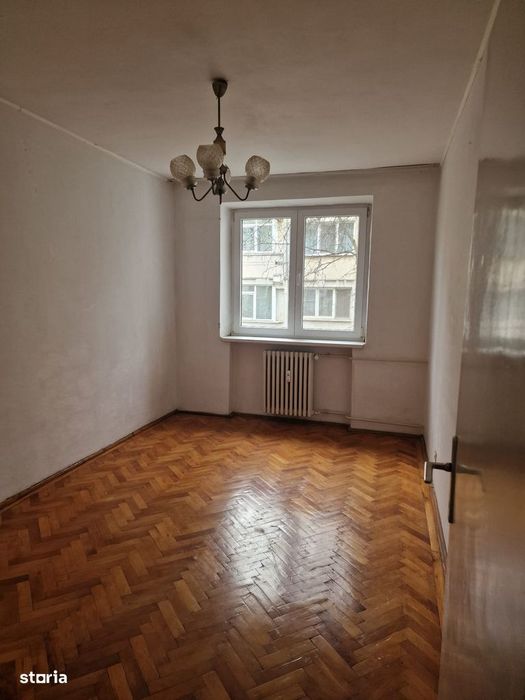 De vanzare apartament 3 camere decomandat etaj 1 George Enescu,Suceava