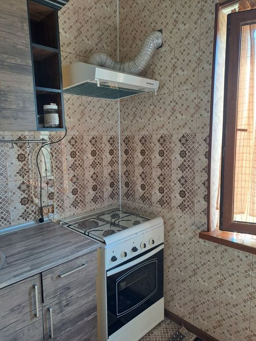 Продаётся 1 ком.квартира переделанная в 2х с балконом 2×6