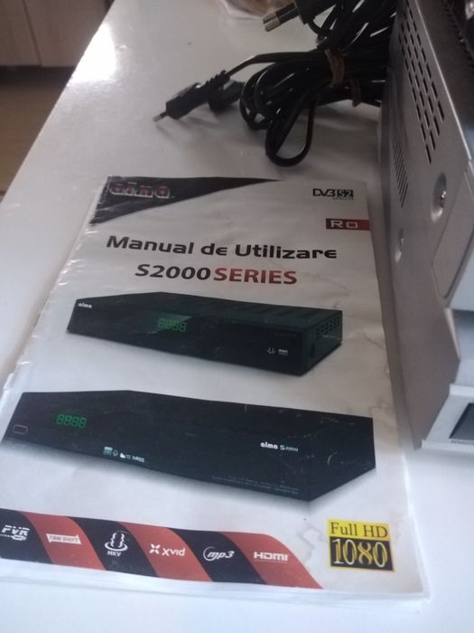 Vând trei receptoare satelit cu telecomenzile respective.