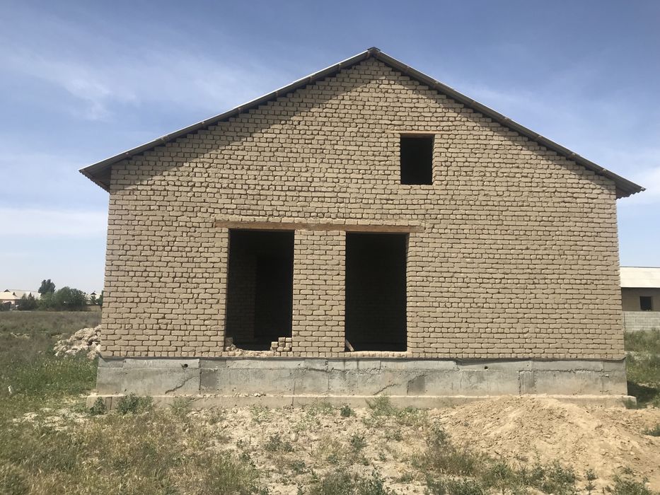 Uy sotiladi 19 kvartal da 6 sotik moʻjal zapravka 4 xona